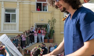 Tradiţia serenadelor de la UMF Cluj merge mai departe! Studenții își iau la revedere de la facultate și de la profesorii lor