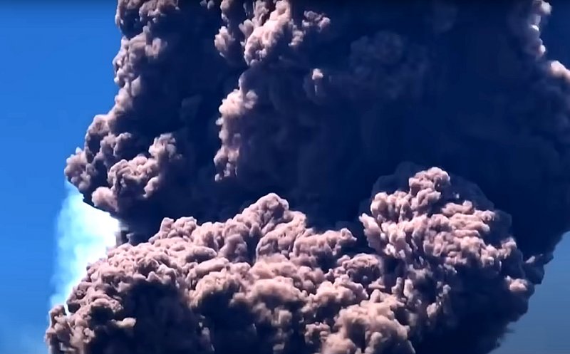 Etna a erupt din nou! Alertă roșie pe aeroportul Catania din Italia, după ce un nor uriaş de cenuşă s-a ridicat din craterul vulcanului