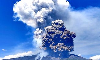 Etna a erupt din nou! Alertă roșie pe aeroportul Catania din Italia, după ce un nor uriaş de cenuşă s-a ridicat din craterul vulcanului