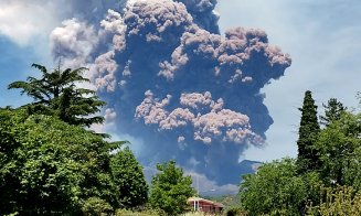 Etna a erupt din nou! Alertă roșie pe aeroportul Catania din Italia, după ce un nor uriaş de cenuşă s-a ridicat din craterul vulcanului