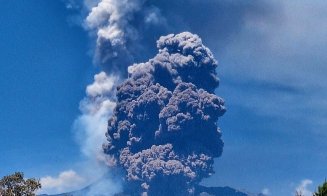 Etna a erupt din nou! Alertă roșie pe aeroportul Catania din Italia, după ce un nor uriaş de cenuşă s-a ridicat din craterul vulcanului