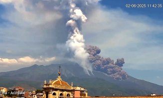 Etna a erupt din nou! Alertă roșie pe aeroportul Catania din Italia, după ce un nor uriaş de cenuşă s-a ridicat din craterul vulcanului