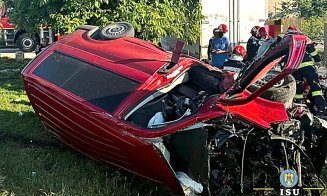 Bărbat MORT după ce autoutilitara în care se afla a fost lovită de un tren la o trecere la nivel cu calea ferată