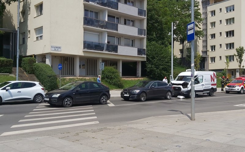 Accident între trei mașini pe o stradă din Cluj-Napoca