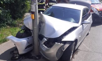 Accident în Cluj-Napoca: un șofer a intrat într-un stâlp. O femeie și un copil de trei ani, transportați la spital