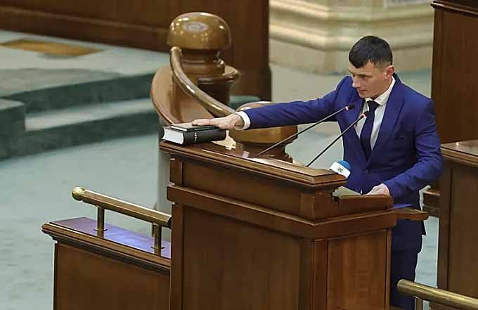 Senatorul POT cu 2 dosare penale la activ a trecut la PSD. Este același care și-a falsificat CV-ul și a urmat crursuri superioare la matrimonialele "Academic Singles"