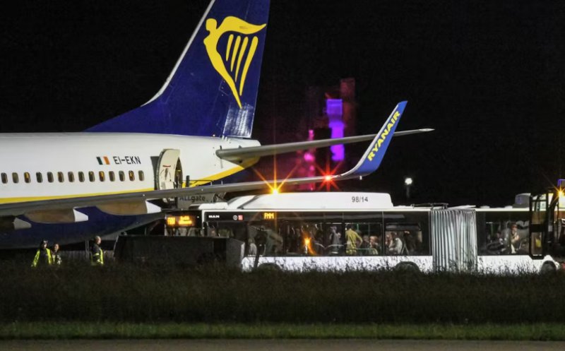 Un avion Ryanair a fost forțat să aterizeze de urgență în Germania. Mai mulți pasageri răniți, transportați la spital