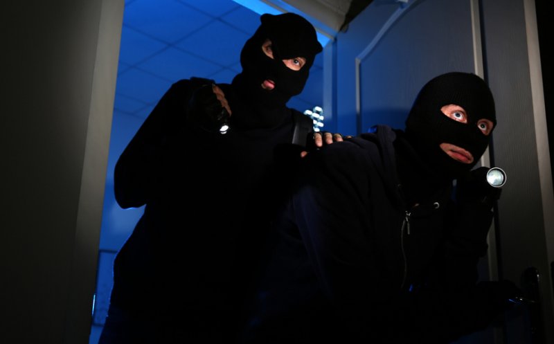 Percheziții în Cluj: Victime torturate de indivizi cu cagule pentru criptomonede de sute de mii de dolari