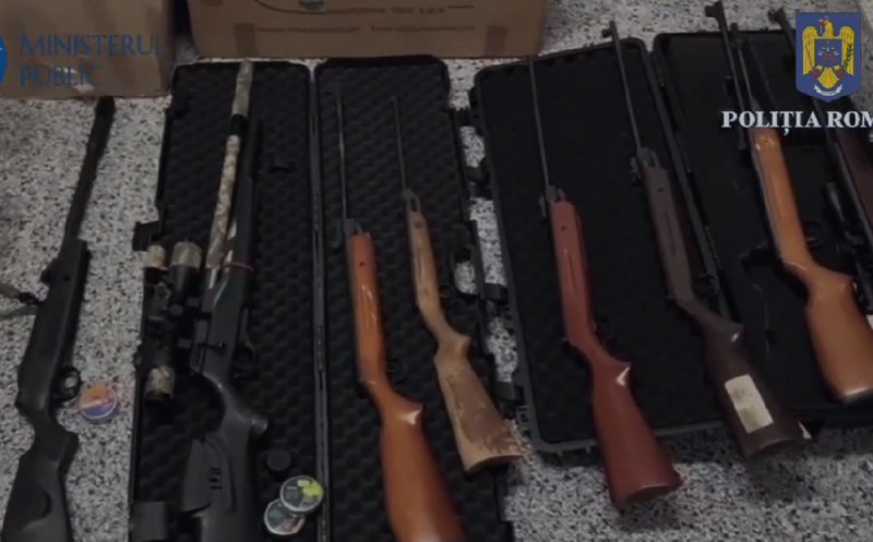 Percheziții ca-n filme în Cluj: Poliția a confiscat 30 de arme, o arbaletă și 10.000 de proiectile