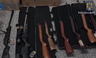 Percheziții ca-n filme în Cluj: Poliția a confiscat 30 de arme, o arbaletă și 10.000 de proiectile