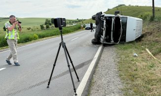 Accident pe un drum din Cluj: O dubă s-a răsturnat în șanț. Șoferul a fost transportat la spital