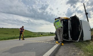Accident pe un drum din Cluj: O autoutilitară s-a răsturnat în șanț. Șoferul a fost transportat la spital