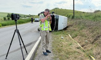 Accident pe un drum din Cluj: O dubă s-a răsturnat în șanț. Șoferul a fost transportat la spital