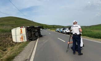 Accident pe un drum din Cluj: O dubă s-a răsturnat în șanț. Șoferul a fost transportat la spital