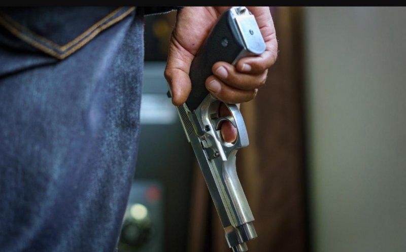 Un bărbat a atacat cu cuțitul doi polițiști clujeni. Agresorul a fost împușcat