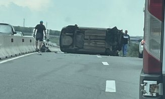 Accident pe un drum din Cluj: O mașină s-a răsturnat. Trafic îngreunat