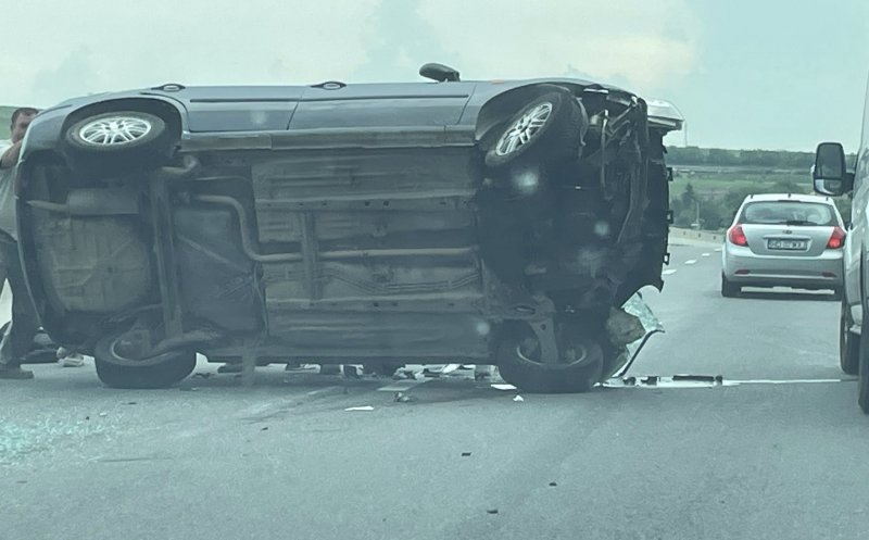 Accident pe un drum din Cluj: O mașină s-a răsturnat. Trafic îngreunat