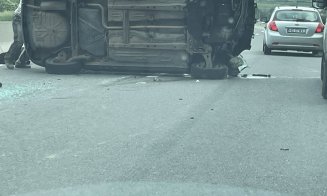Accident pe un drum din Cluj: O mașină s-a răsturnat. Trafic îngreunat