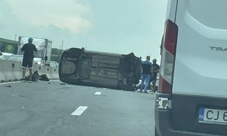 Accident pe un drum din Cluj: O mașină s-a răsturnat. Trafic îngreunat