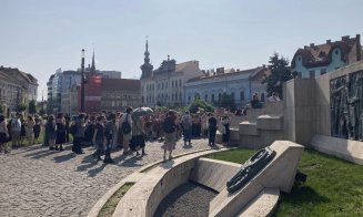 Protest cu sute de oameni în Piața Mihai Viteazu din Cluj-Napoca. "Teodora nu a murit. A fost ucisă"