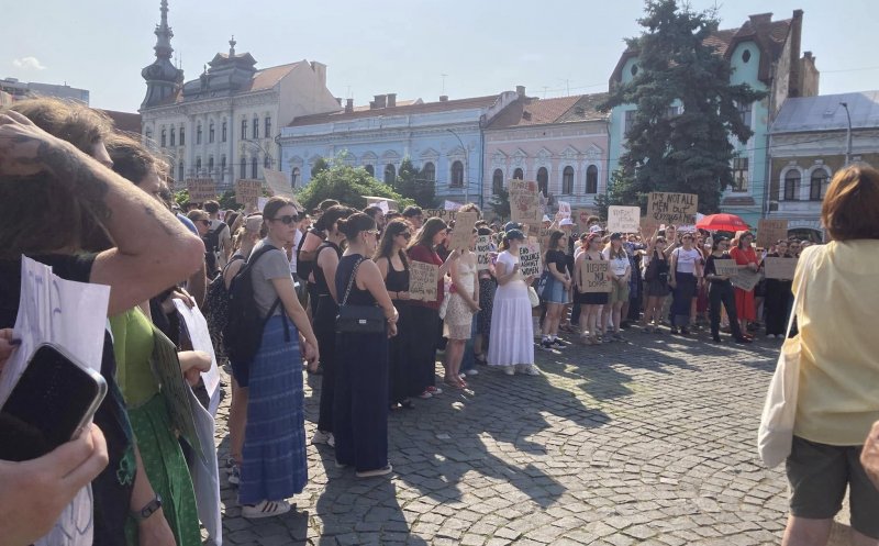 Protest cu sute de oameni în Piața Mihai Viteazu din Cluj-Napoca. "Teodora nu a murit. A fost ucisă"