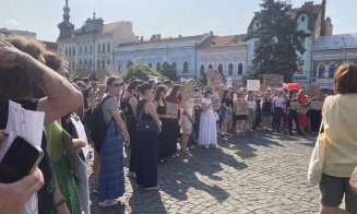Protest cu sute de oameni în Piața Mihai Viteazu din Cluj-Napoca. "Teodora nu a murit. A fost ucisă"