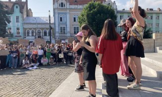 Protest cu sute de oameni în Piața Mihai Viteazu din Cluj-Napoca. "Teodora nu a murit. A fost ucisă"