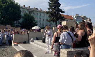 Protest cu sute de oameni în Piața Mihai Viteazu din Cluj-Napoca. "Teodora nu a murit. A fost ucisă"