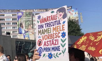 Protest cu sute de oameni în Piața Mihai Viteazu din Cluj-Napoca. "Teodora nu a murit. A fost ucisă"