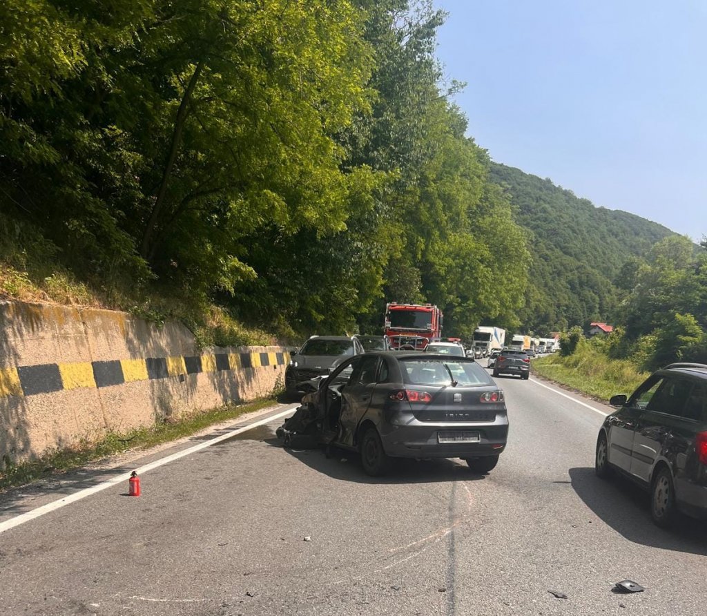 Accident grav între un camion și două mașini, într-o localitate clujeană: O femeie a fost transportată la spital