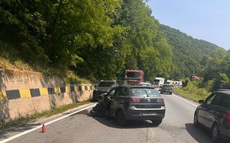 Accident grav între un camion și două mașini, într-o localitate clujeană: O femeie a fost transportată la spital