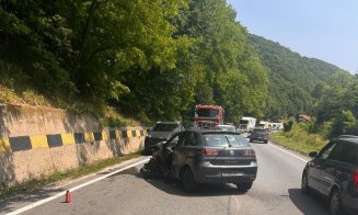 Accident grav între un camion și două mașini, într-o localitate clujeană: O femeie a fost transportată la spital