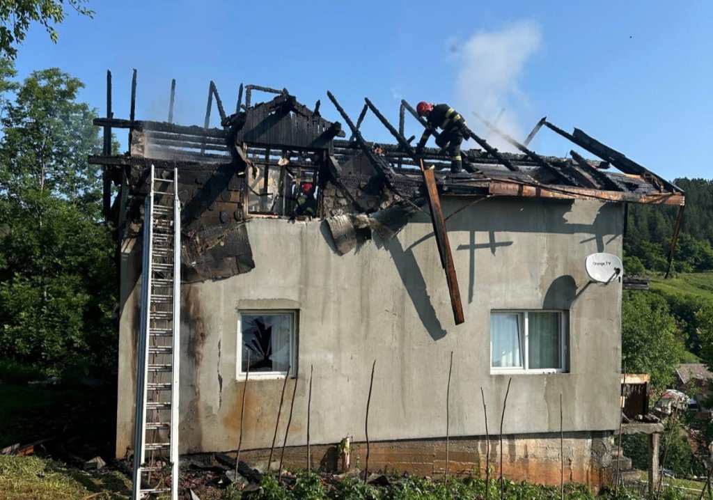 Tragedie într-un sat din Cluj: casa unei familii a luat FOC. Patru autospeciale ISU au intervenit