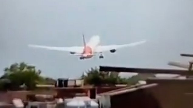 Salvată de trafic! O femeie a ajuns la aeroport cu câteva minute întârziere și a pierdut avionul care s-a prăbușit