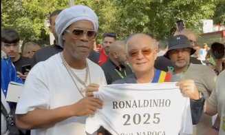 Ronaldinho a ajuns la Cluj. Brazilianul va juca alături de alți foști mari jucători internaționali într-un meci demonstrativ la Sports Festival 2025