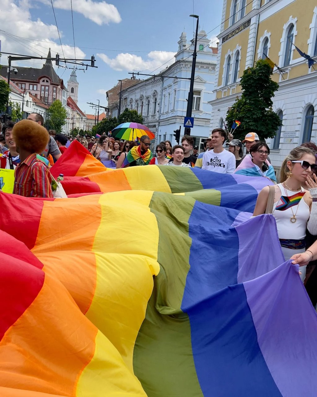 A început parada Cluj Pride 2025! Marșul a pornit din Piața Unirii prin centrul Clujului