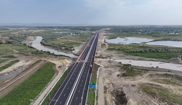 Cum arată mega-podul construit de UMB pe A7. E aproape de inaugurare/ Care e situația pe șantierele din Cluj