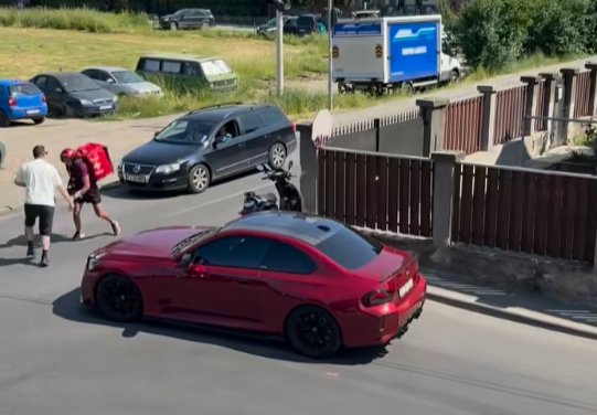 Scandal cu figuri de box într-o intersecție din Florești: Livrator pe moto vs șofer de bolid