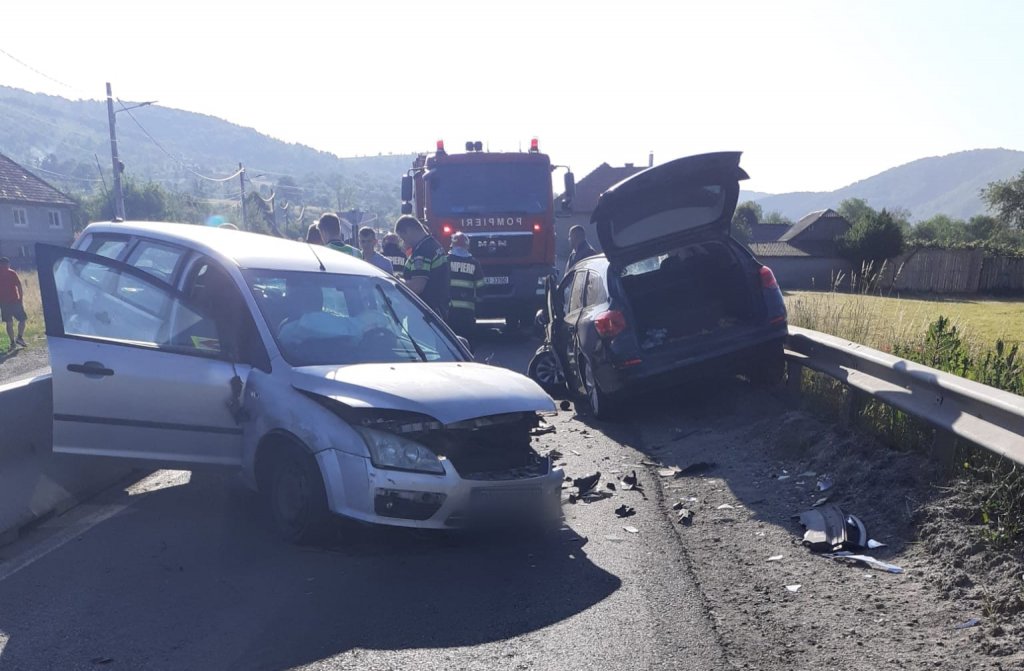 ACCIDENT la Negreni: Cinci persoane, consultate de către echipajul de ambulanţă