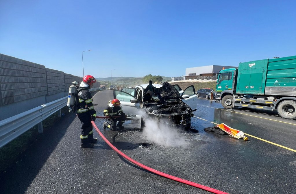 Incendiu pe un drum din Cluj: O mașină s-a făcut scrum