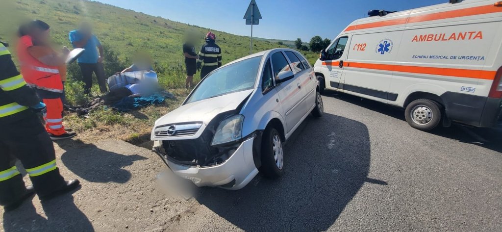Accident în Cluj: Mașină proiectată într-un șanț. O victimă a fost transportată de urgență la spital