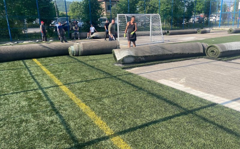 Se înlocuiește gazonul de pe terenul de fotbal din Florești. Primarul: „Este un pas important pentru a oferi condiții cât mai bune”