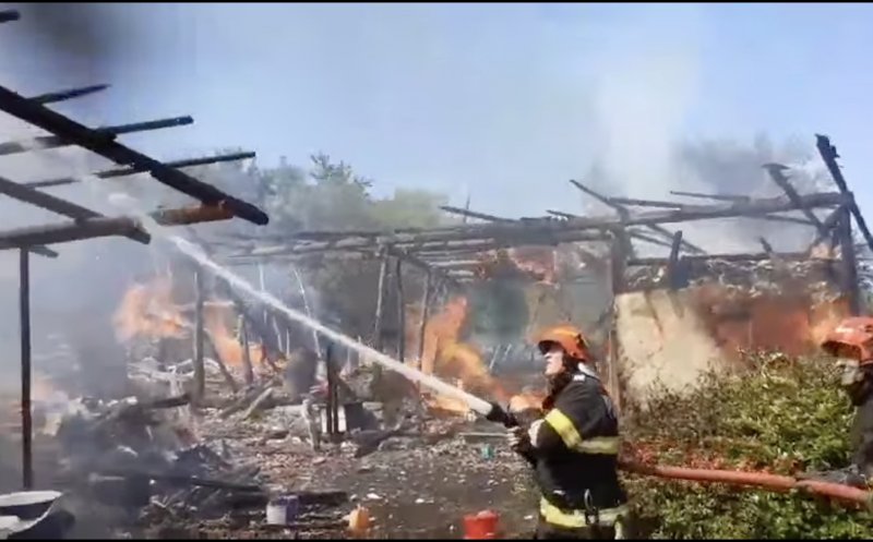 Incendiu mare într-o localitate din Cluj. O casă și o anexă, cuprinse în totalitate de flăcări. Intervin patru autospeciale
