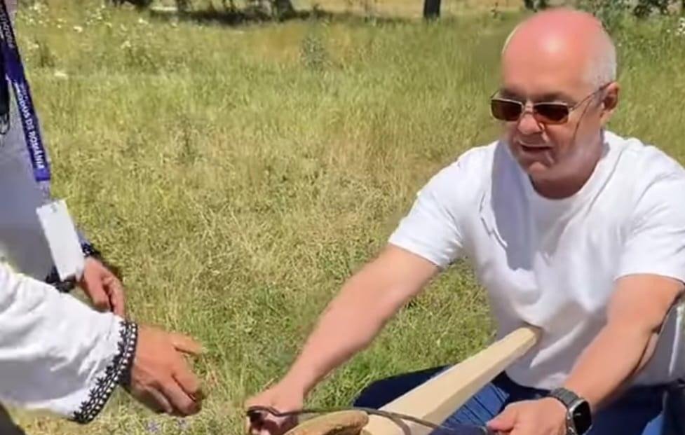 Emil Boc a luat pulsul târgului Produs de Cluj / Primarul a „testat” o unealtă veche de 100 de ani