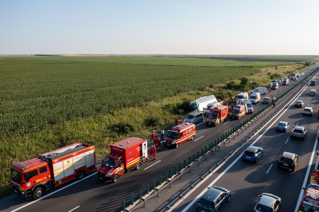 CAUZA accidentului mortal de pe Autostrada Soarelui / Autocar cu copii, răsturnat. Un adult a murit, un copil e intubat, iar alți 6 sunt răniți