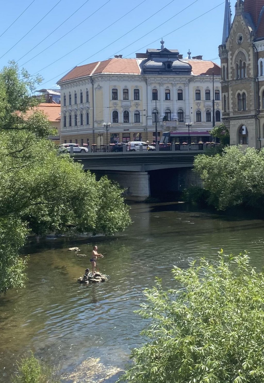 La scăldat pe Someş în Cluj-Napoca, dar şi la pescuit, pe relaxare în chiloţi, chiar în buricul târgului :) / "Corporatiştii cu trotinete nu înţeleg fotografia"