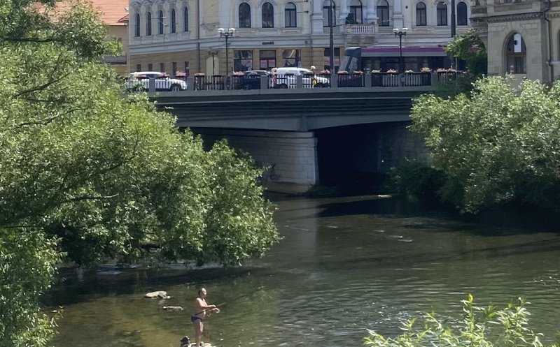 La scăldat pe Someş în Cluj-Napoca, dar şi la pescuit, pe relaxare în chiloţi, chiar în buricul târgului :) / "Corporatiştii cu trotinete nu înţeleg fotografia"