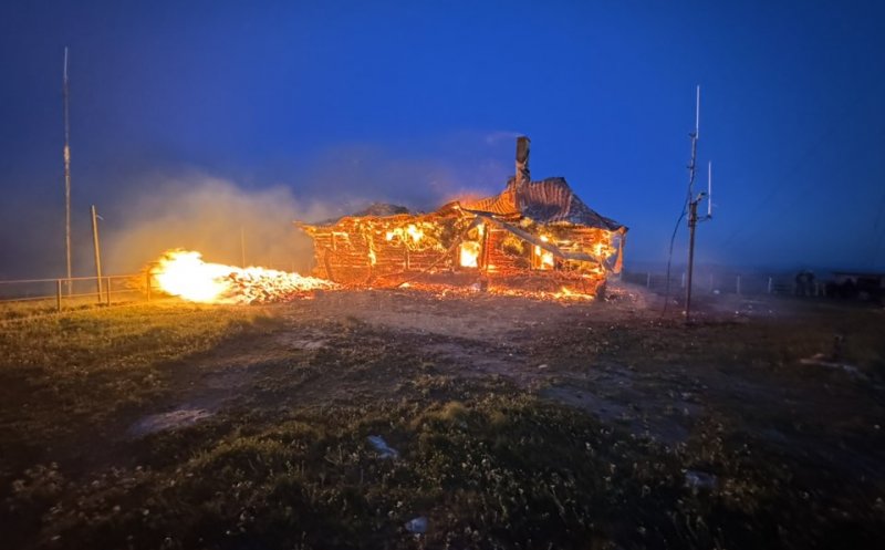 Imagini cu stația meteo Vlădeasa distrusă de un incendiu puternic. ANM: "Pagubele sunt foarte mari"