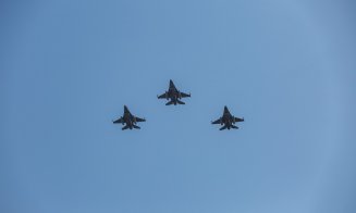 Tricolorul, înălțat pe cerul Clujului de elicoptere și F-16, la ceremonia dedicată Zilei Drapelului Național