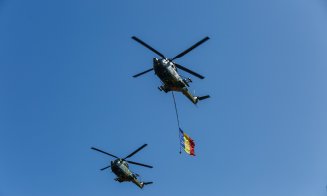 Tricolorul, înălțat pe cerul Clujului de elicoptere și F-16, la ceremonia dedicată Zilei Drapelului Național